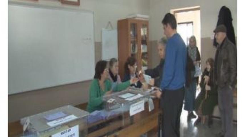 İzmirli Seçmenler Oy İçin Sandıklara Geldi