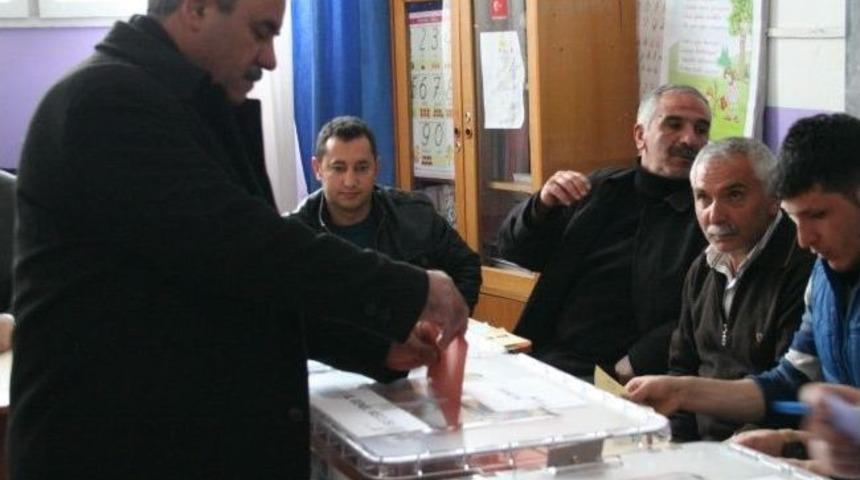 Kars’ta Oy Kullanma İşlemleri Kar Ve Tipi Altında Başladı