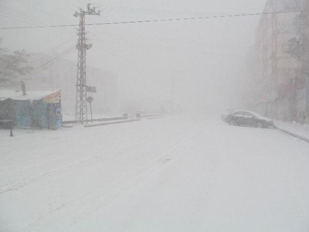 Doğubayazıt&rsquo;ta Yoğun Kar Yağışı Hayatı Fel&ccedil; Etti