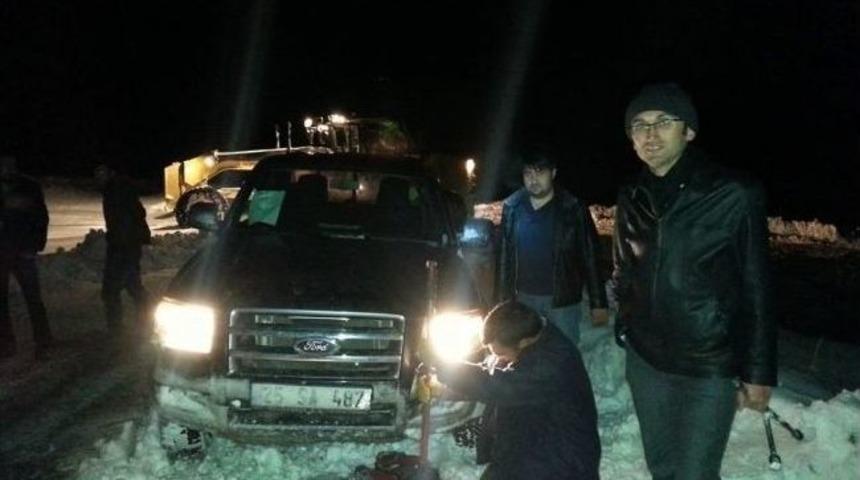 Sandık G&ouml;revlilerine Kar Engeli