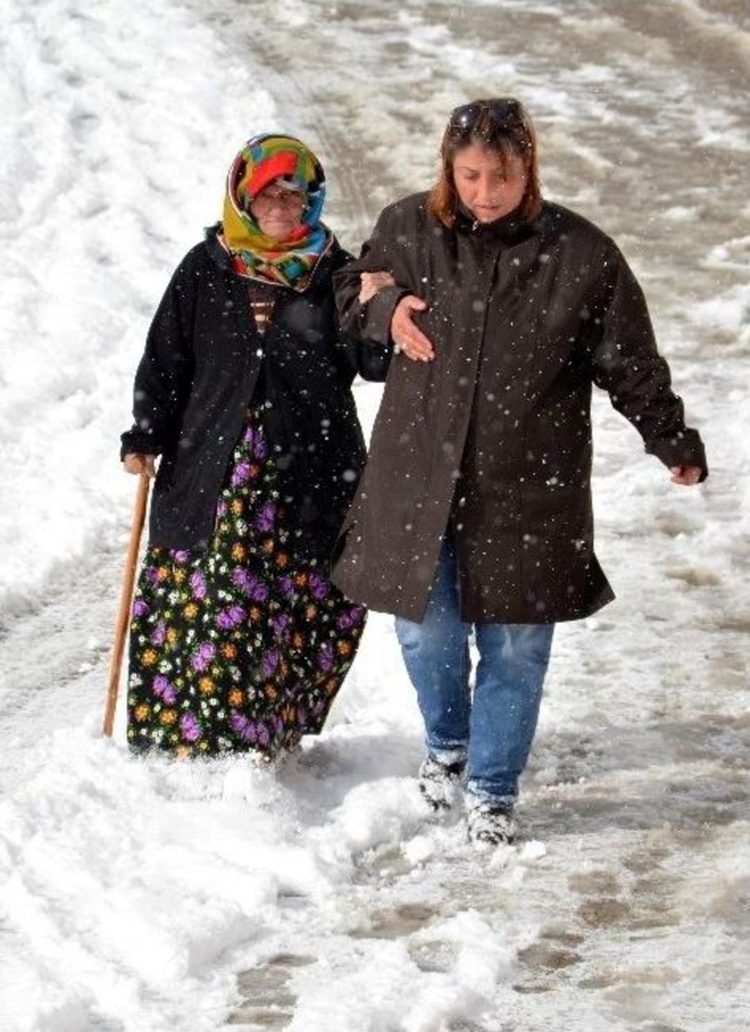 Trabzon&rsquo;da Kar Altında Oy Kullandılar