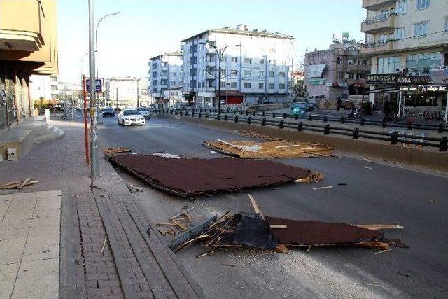 Gaziantep’te Şiddetli Fırtına Her Şeyi Uçurdu