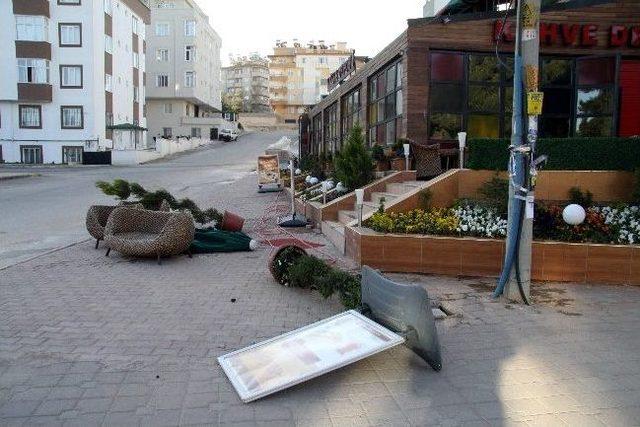 Gaziantep’te Şiddetli Fırtına Her Şeyi Uçurdu