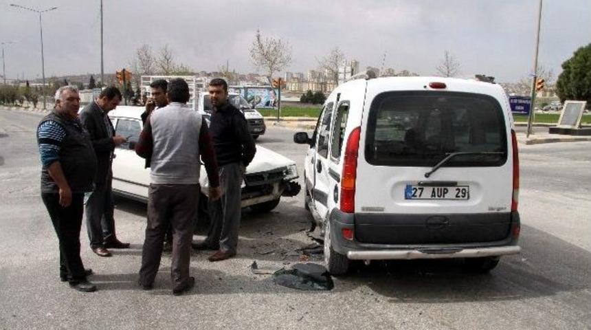Gaziantep&rsquo;te Trafik Kazası: 3 Yaralı