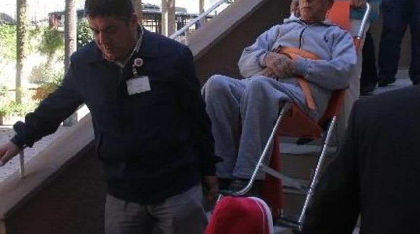 Hasta Nakil Ambulansıyla Oy Kullanmaya Geldiler