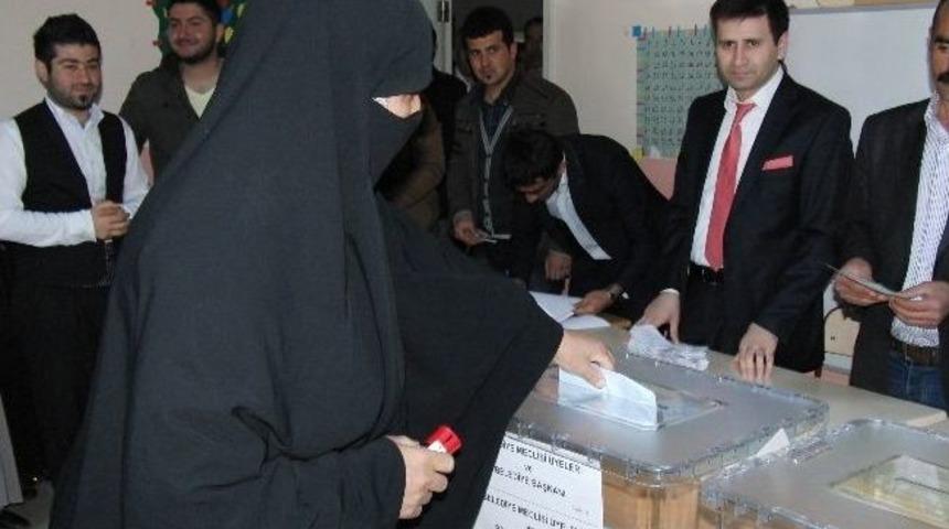 Yağmura Rağmen Vatandaşlar Sandığa Koştu