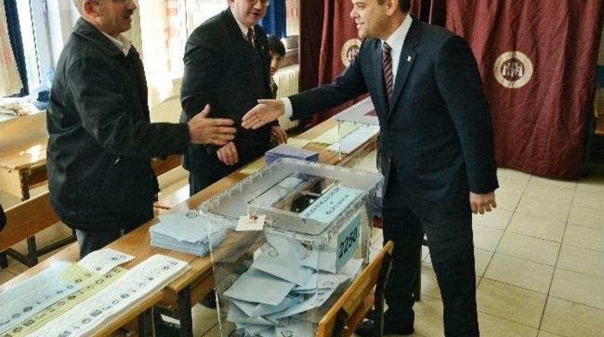 Gen&ccedil;lık Ve Spor Bakanı Kılı&ccedil; Oyunu Kullandı