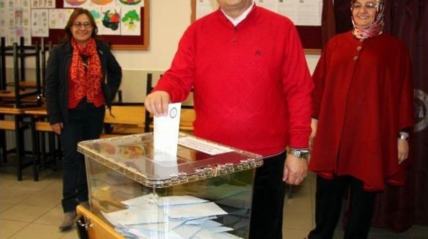 B&uuml;y&uuml;kşehir Belediye Başkan Adayı Necati Şahin, 1008 Nolu Sandıkta Oyunu Kullandı