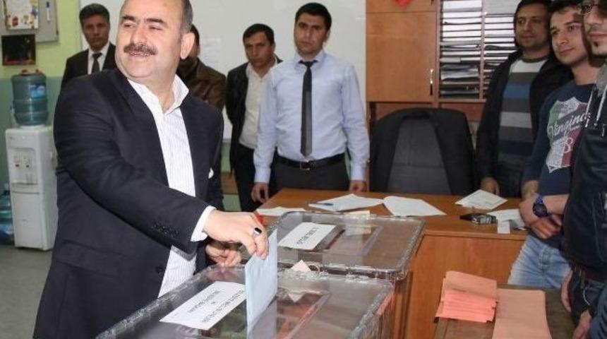 Siirt Valisi Aydın, Eşiyle Birlikte Oyunu Kullandı