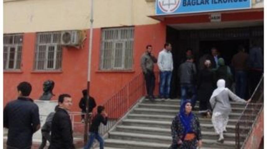 Aranan 10 Kişi Oy Kullanmaya Giderken Yakalandı