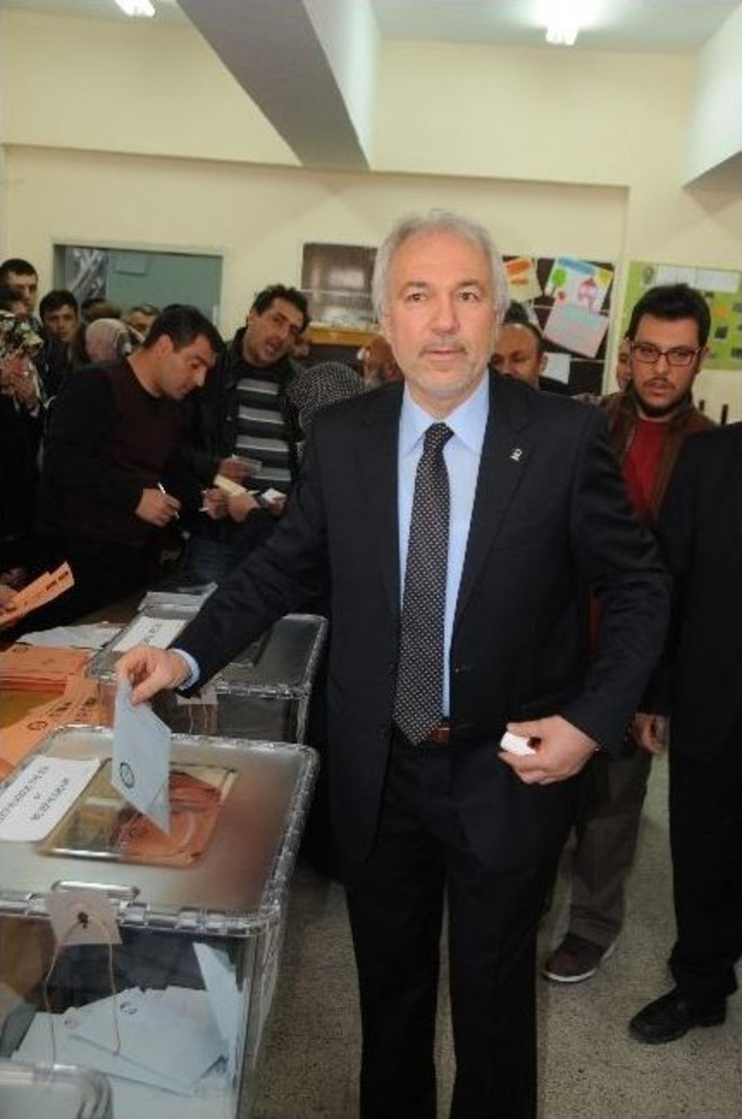 K&uuml;tahya'nın Başkan Adayları Oylarını Kullandı