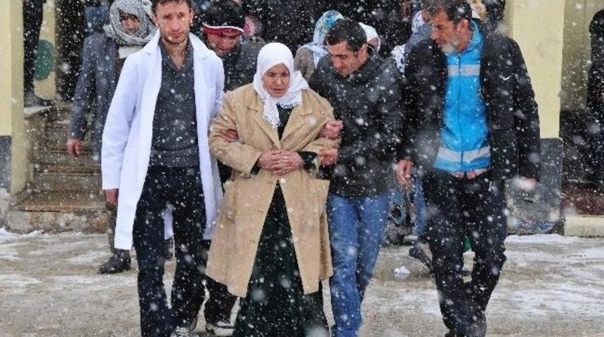 Oy Kullanmaya Ambulansla Geldi