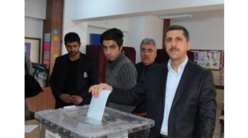 H&uuml;da-par Van B&uuml;y&uuml;kşehir Belediye Başkan Adayı Mehmet Mehdi Oğuz, Oyunu Kullandı