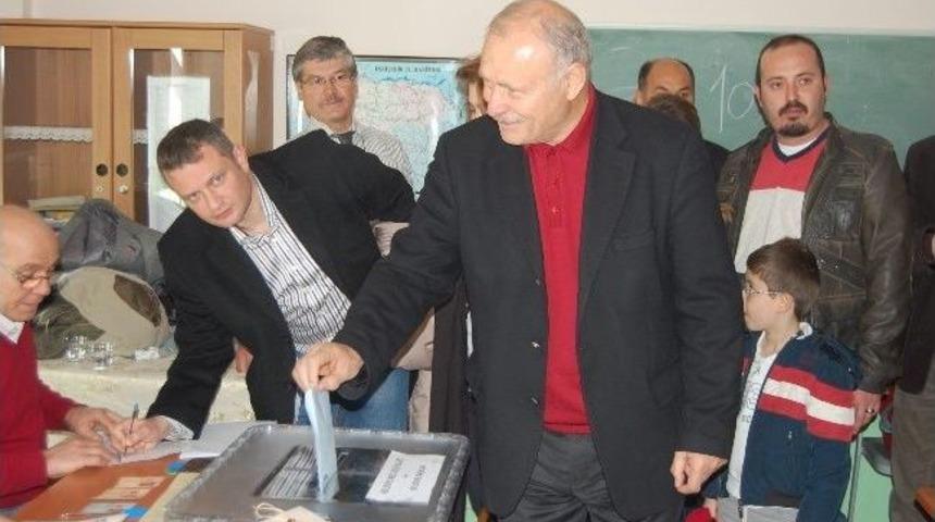 Başkan Adayı Kadir &Ccedil;alışıcı, Dua İle Oyunu Kullandı