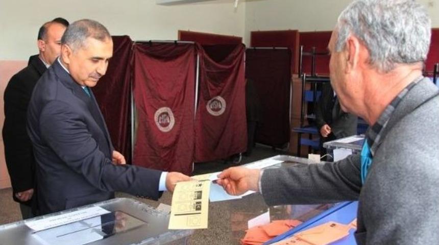 Elazığ Valisi Ko&ccedil;ak, Oy Kullanmak İ&ccedil;in Vatandaşlarla Birlikte Sıra Bekledi