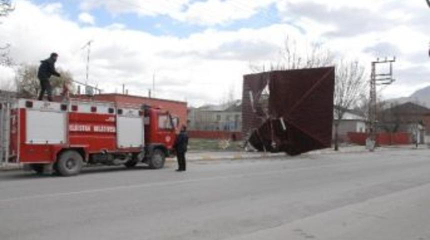 Elbistan&rsquo;da Şiddetli R&uuml;zgar &Ccedil;atıları U&ccedil;urdu