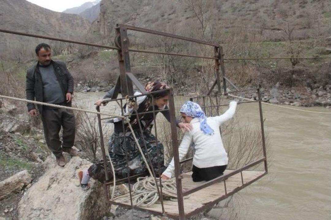 Hakkari&rsquo;de Teleferikle Oy Kullanmaya Gittiler