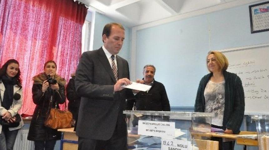 Başkan Adayı Harun Karacan Ailesi İle Sandık Başına Geldi