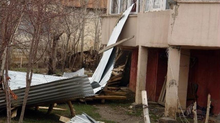 Y&uuml;ksekova'da Fırtına &Ccedil;atıları U&ccedil;urdu