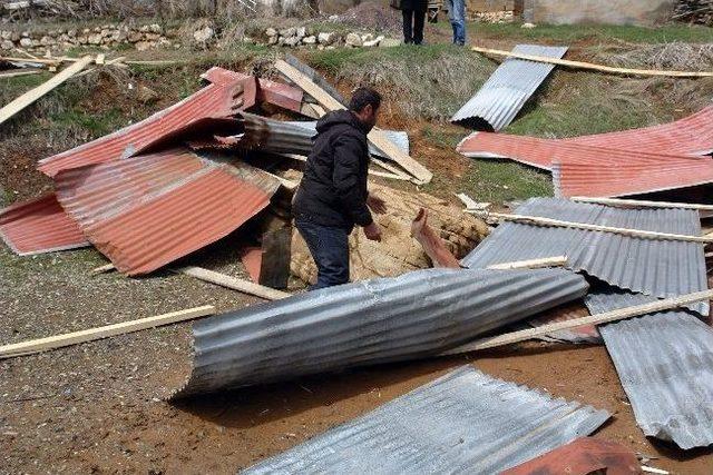 Yüksekova'da Fırtına Çatıları Uçurdu