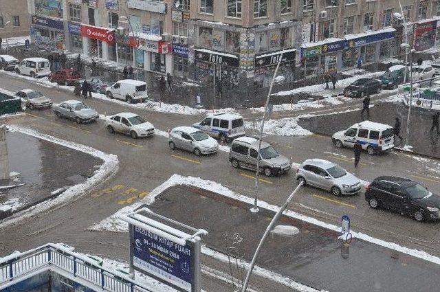 Erzurum’da Etkili Olan Kar Yağışı Nedeniyle, Köy Yolları Kapandı