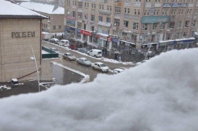 Erzurum’da Etkili Olan Kar Yağışı Nedeniyle, Köy Yolları Kapandı