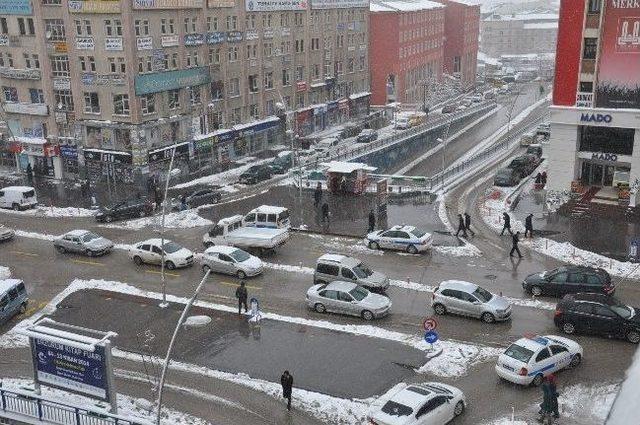 Erzurum’da Etkili Olan Kar Yağışı Nedeniyle, Köy Yolları Kapandı