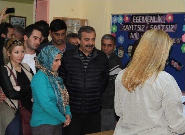 Hdp’li Önder İstanbul’dan Aday Oldu, Ankara’da Oy Kullandı