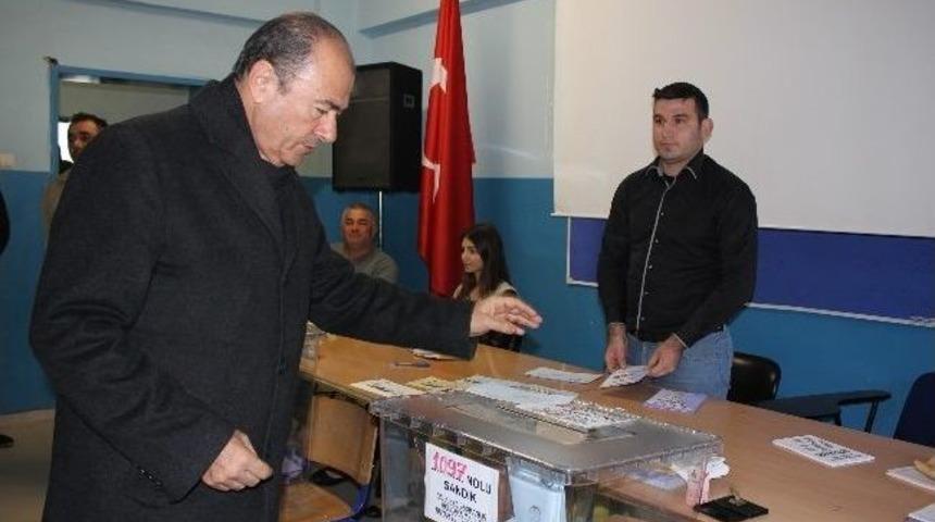 Karaosmanoğlu, Oy Kullanmaya Eşi İle Birlikte Geldi