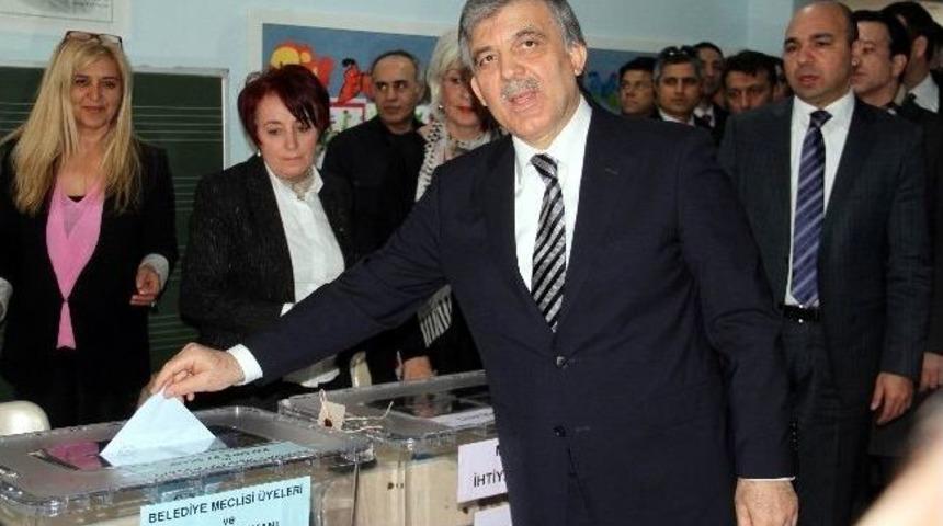 Cumhurbaşkanı Abdullah G&uuml;l Ve Eşi Hayr&uuml;nnisa G&uuml;l, Oylarını &Ccedil;ankaya İlk&ouml;ğretim Okulu'nda Kullandı