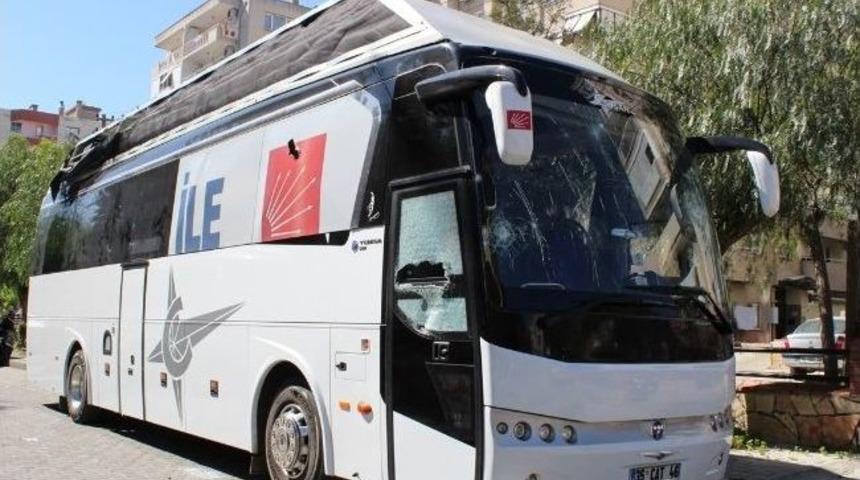 Aziz Kocaoğlu&rsquo;nun Se&ccedil;im Otob&uuml;s&uuml;ne Taşlı Saldırı