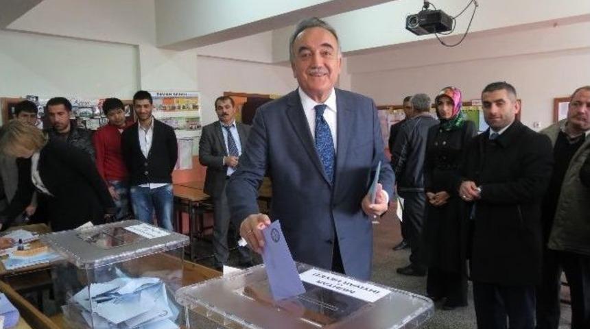 Ak Parti Milletvekilleri Fındıklı Ve Akın Oy Kullandı