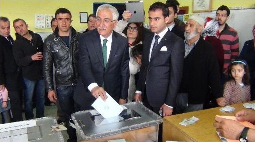 Başkan Adayı Karakaya Oyunu Kullandı