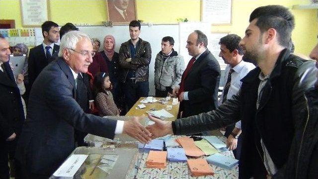 Başkan Adayı Karakaya Oyunu Kullandı