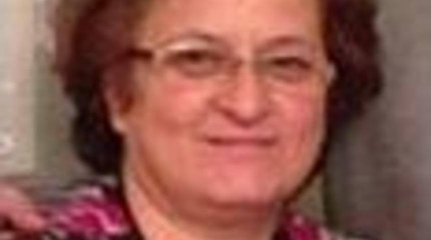 Parti Bayrağını Almak İsterken Otob&uuml;sten D&uuml;şen Kadın &Ouml;ld&uuml;