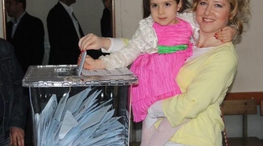 Aylin Coş'un Oyunu 3 Yaşındaki Kızı Sandığa Attı