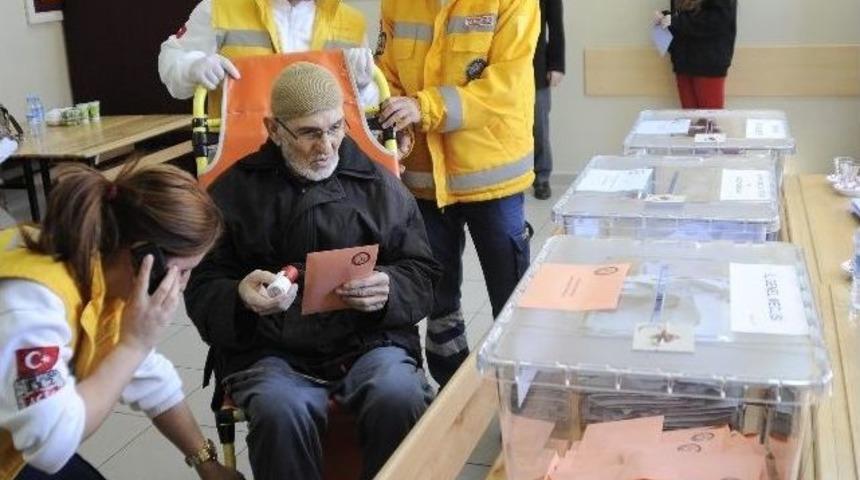 Oy Kullanmaya Sağlık Ekiplerince G&ouml;t&uuml;r&uuml;ld&uuml;