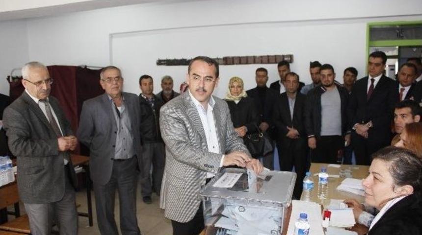 Hatay'da, Ak Parti Adayı Sadullah Ergin Ve Chp Adayı L&uuml;tf&uuml; Savaş Oylarını Kullandı