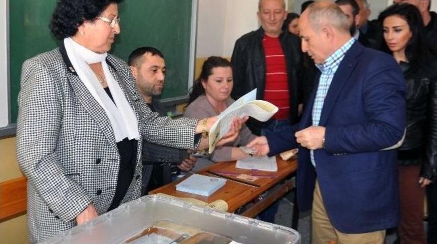 Hasan Akg&uuml;n, Eşi Ve &Ccedil;ocuklarıyla Beraber Sandığa Gitti