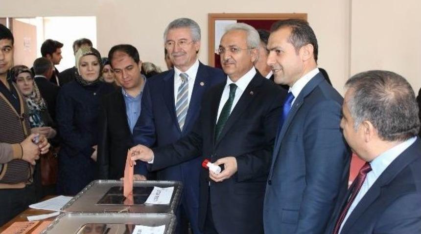 Belediye Başkan Adayı Başsoy Oyunu Kullandı