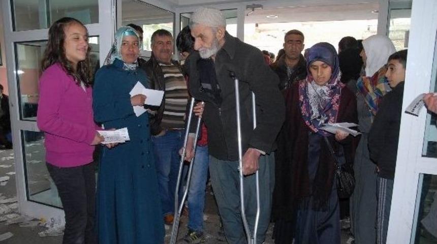 93 Yaşındaki Dede Engelli Torunuyla Oy Kullandı