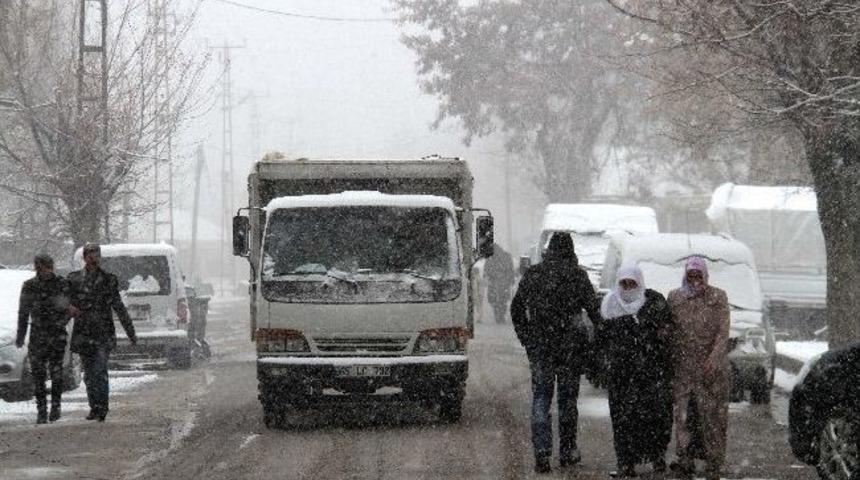 Muradiye&rsquo;de Kar Ve Tipide Oy Kullandılar