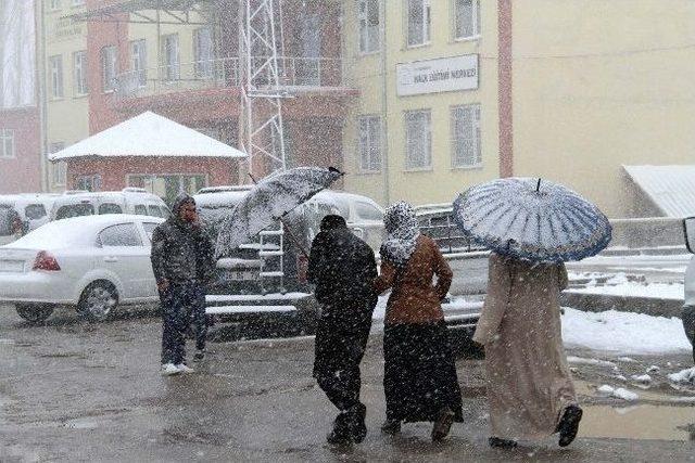 Muradiye’de Kar Ve Tipide Oy Kullandılar