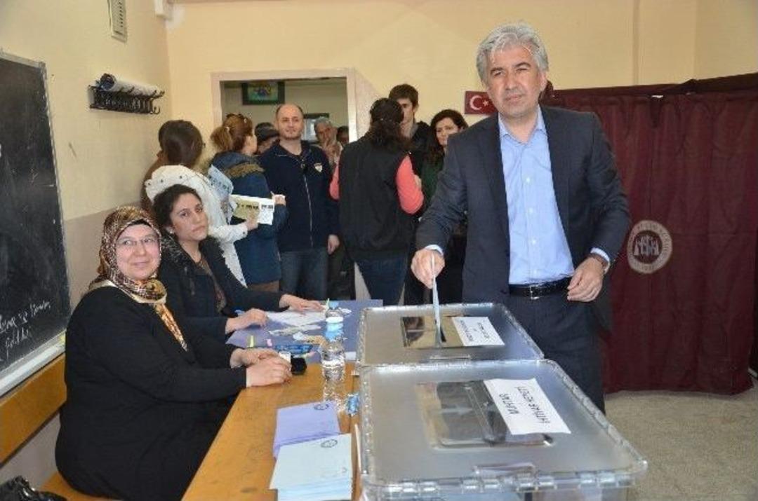 Akhisar&rsquo;da Başkan Adayları Oylarını Kullandı