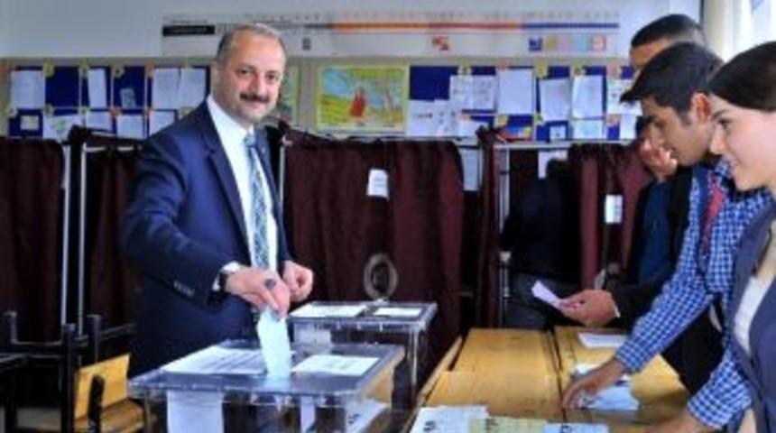 Mesut Akg&uuml;l Ailesiyle Birlikte Oy Kullandı