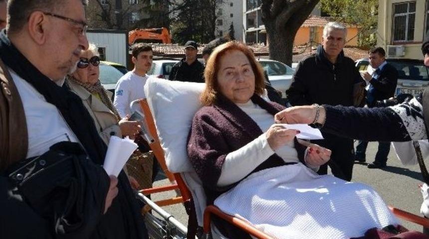 Oy Kullanmaya Ambulansla Geldi