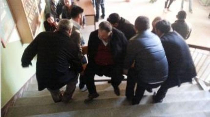 Oy Kullanmak İ&ccedil;in 5 Kişinin Yardımıyla 3. Kata &Ccedil;ıkarıldı