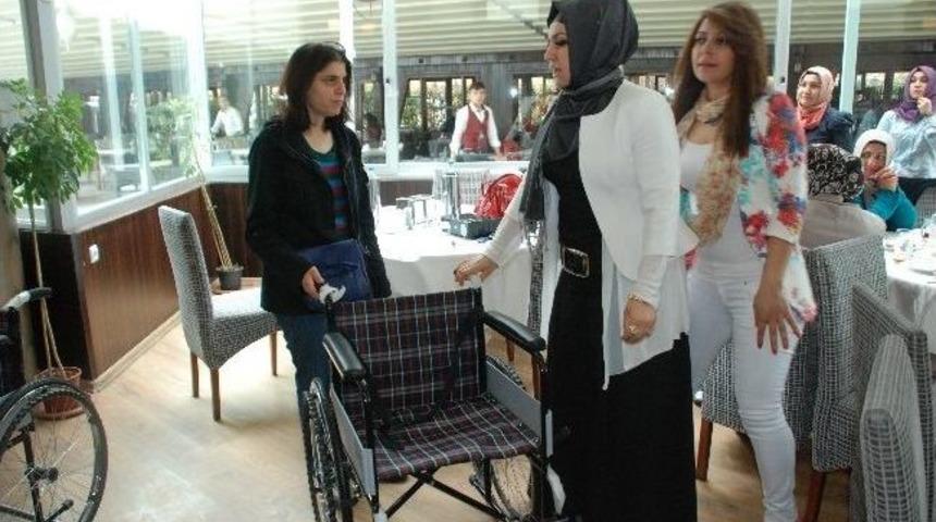 Engellilere Tekerlekli Sandalye Dağıtıldı