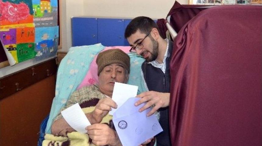 Yatalak Hasta Oy Vermeye Ambulansla Getirildi