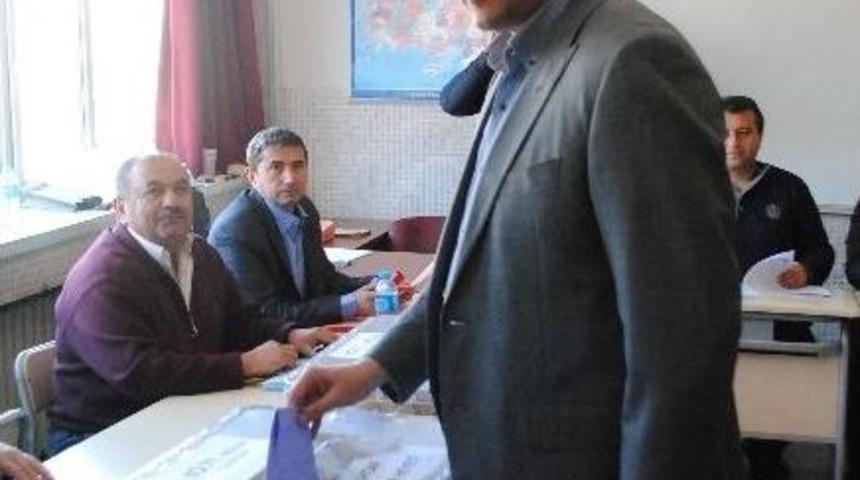 Dp Genel Başkanı G&uuml;ltekin Uysal Oyunu Memleketi Afyonkarahisar&rsquo;da Kullandı